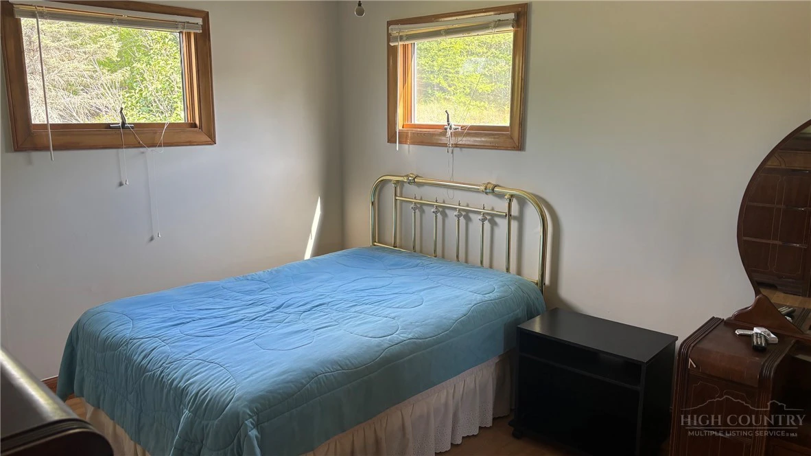 Image number 19 for the current listing