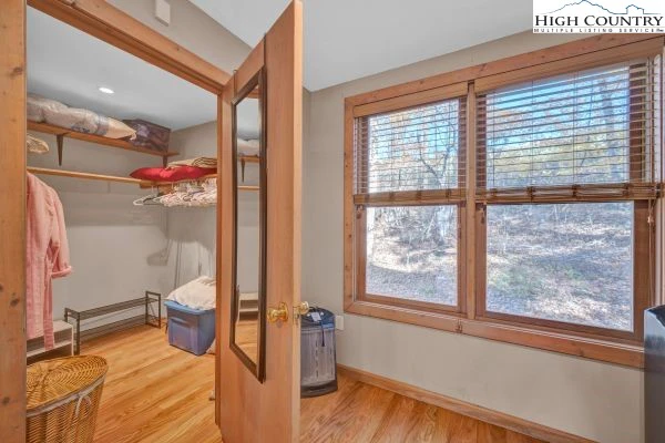 Image number 3 for the current listing