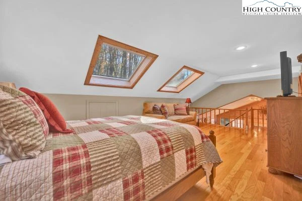 Image number 4 for the current listing