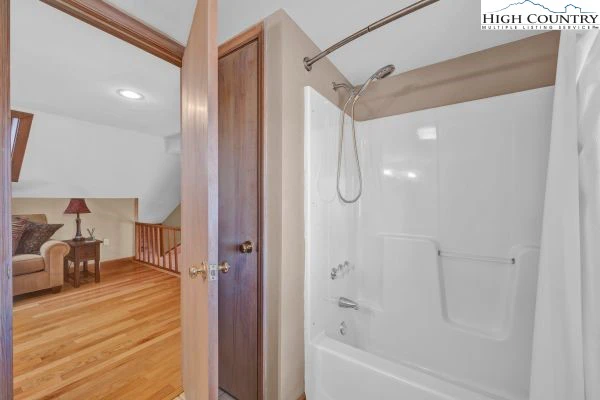 Image number 6 for the current listing