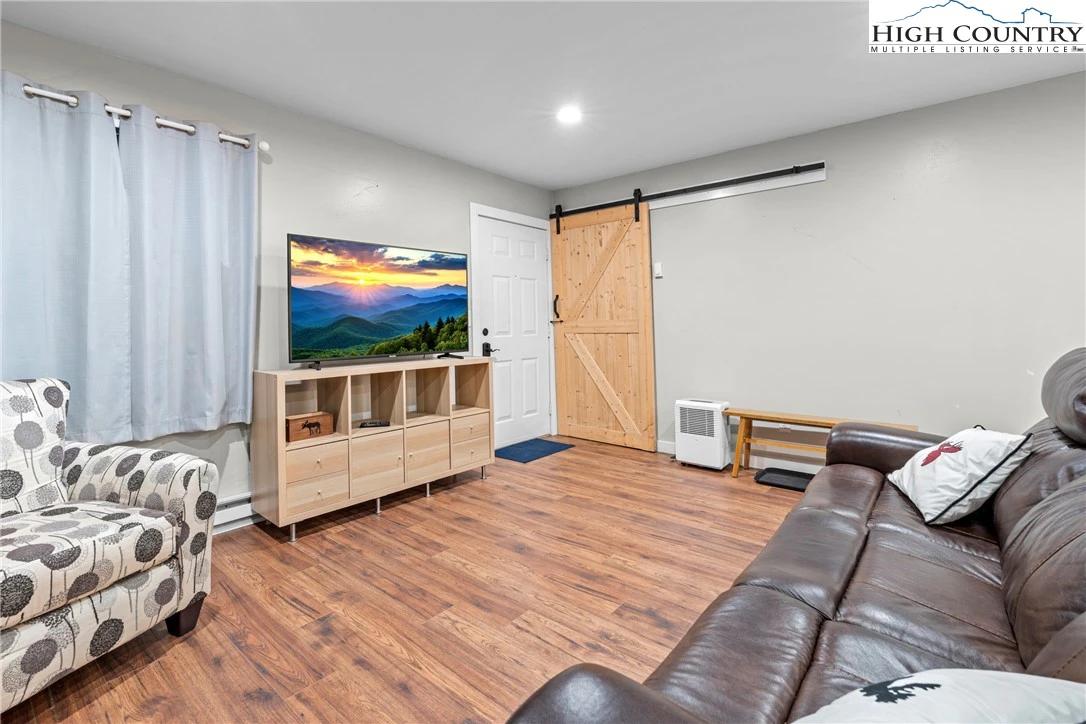 Image number 9 for the current listing