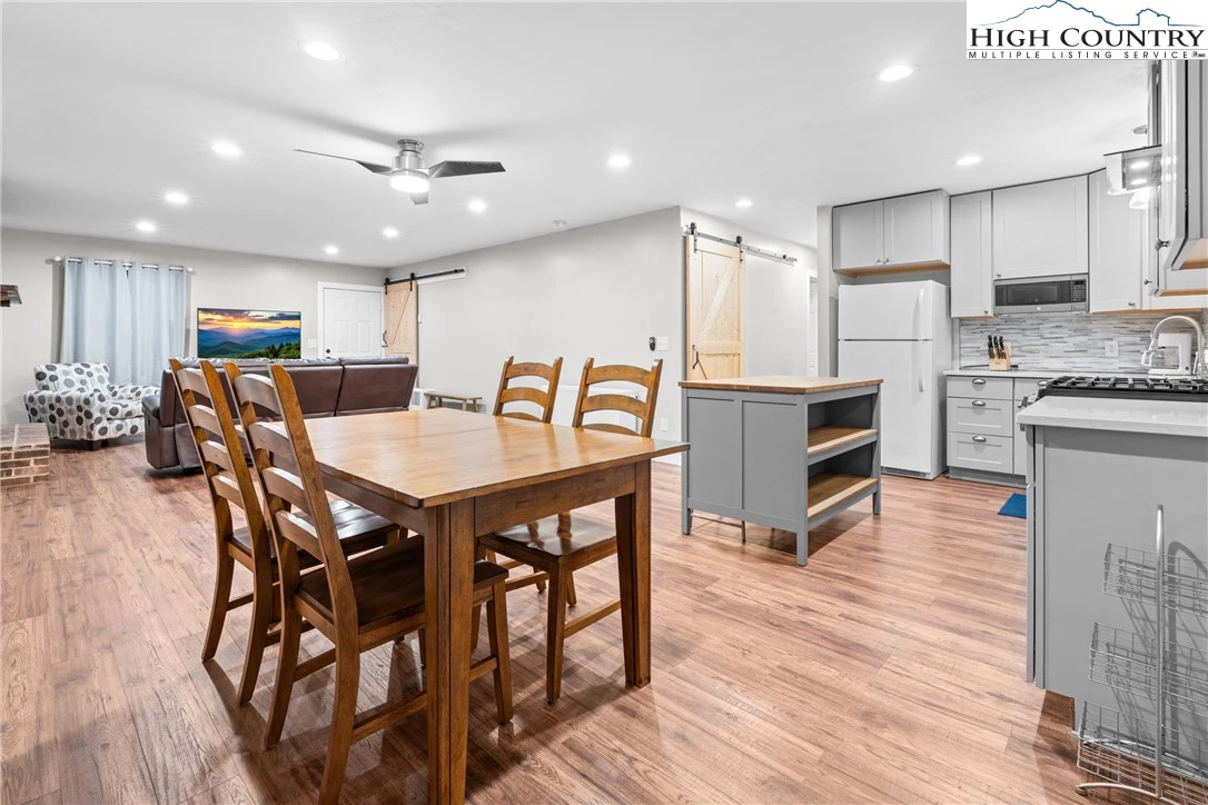 Image number 2 for the current listing