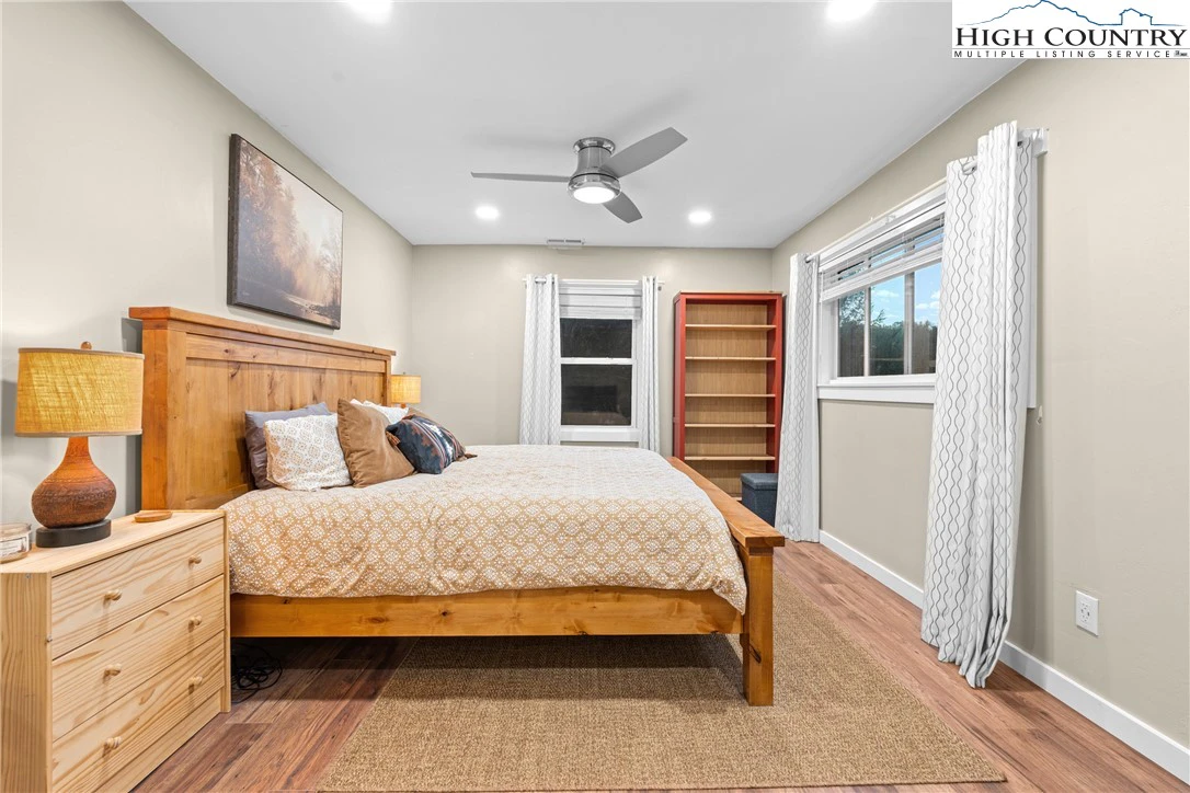 Image number 3 for the current listing