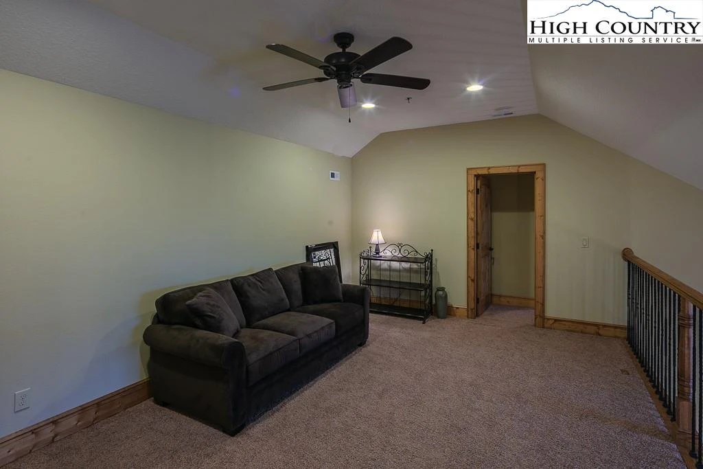 Image number 9 for the current listing