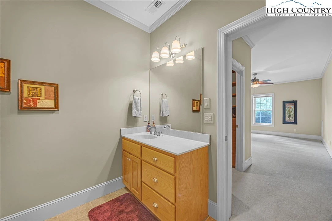 Image number 4 for the current listing