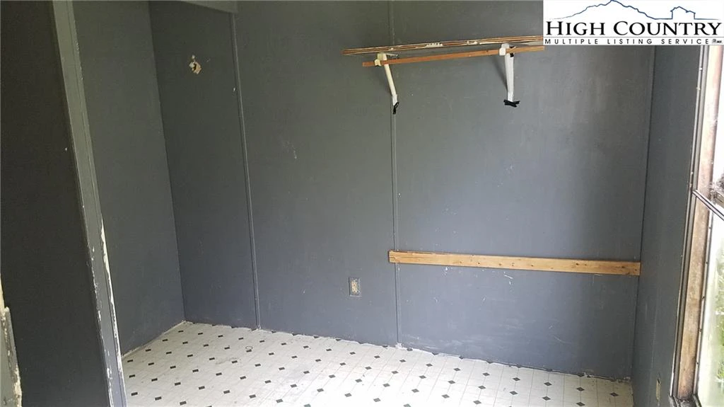 Image number 11 for the current listing