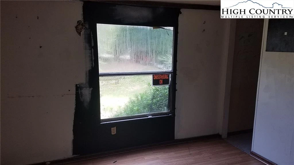Image number 13 for the current listing