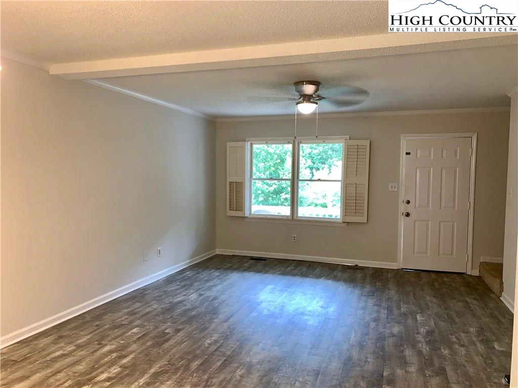 Image number 14 for the current listing