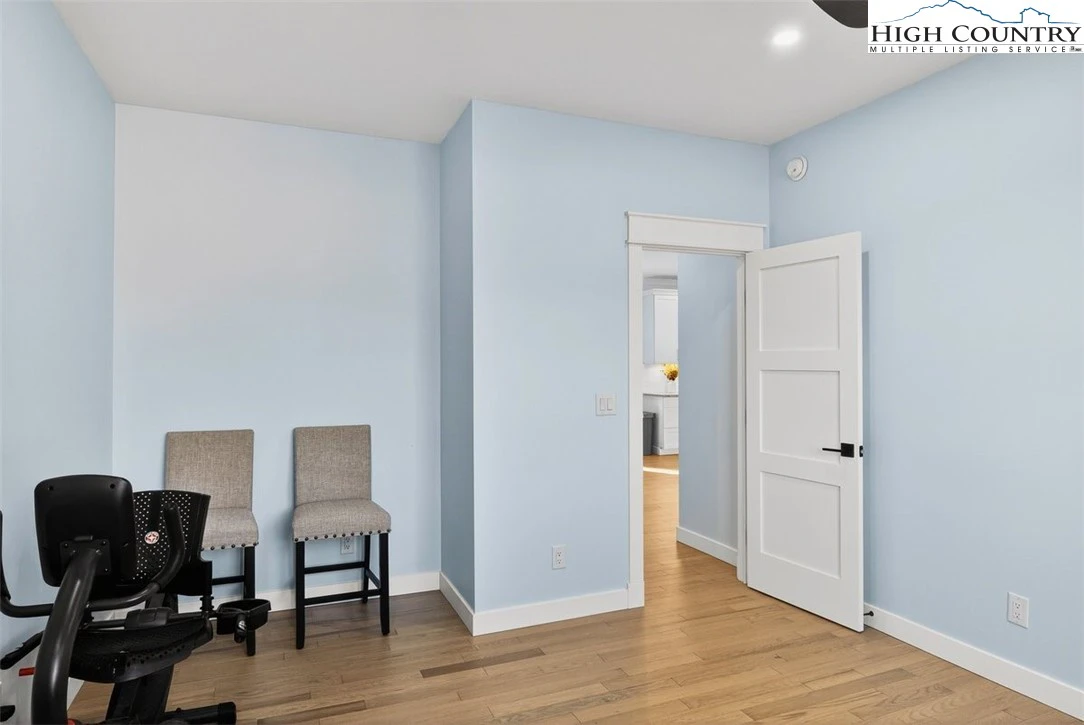 Image number 11 for the current listing