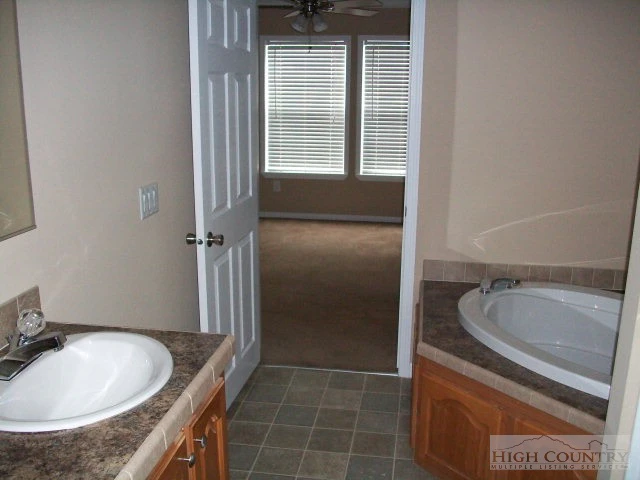 Image number 10 for the current listing