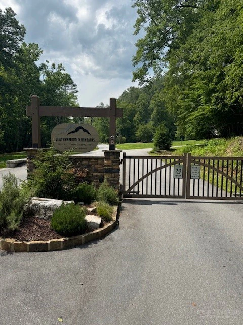 Image number 11 for the current listing