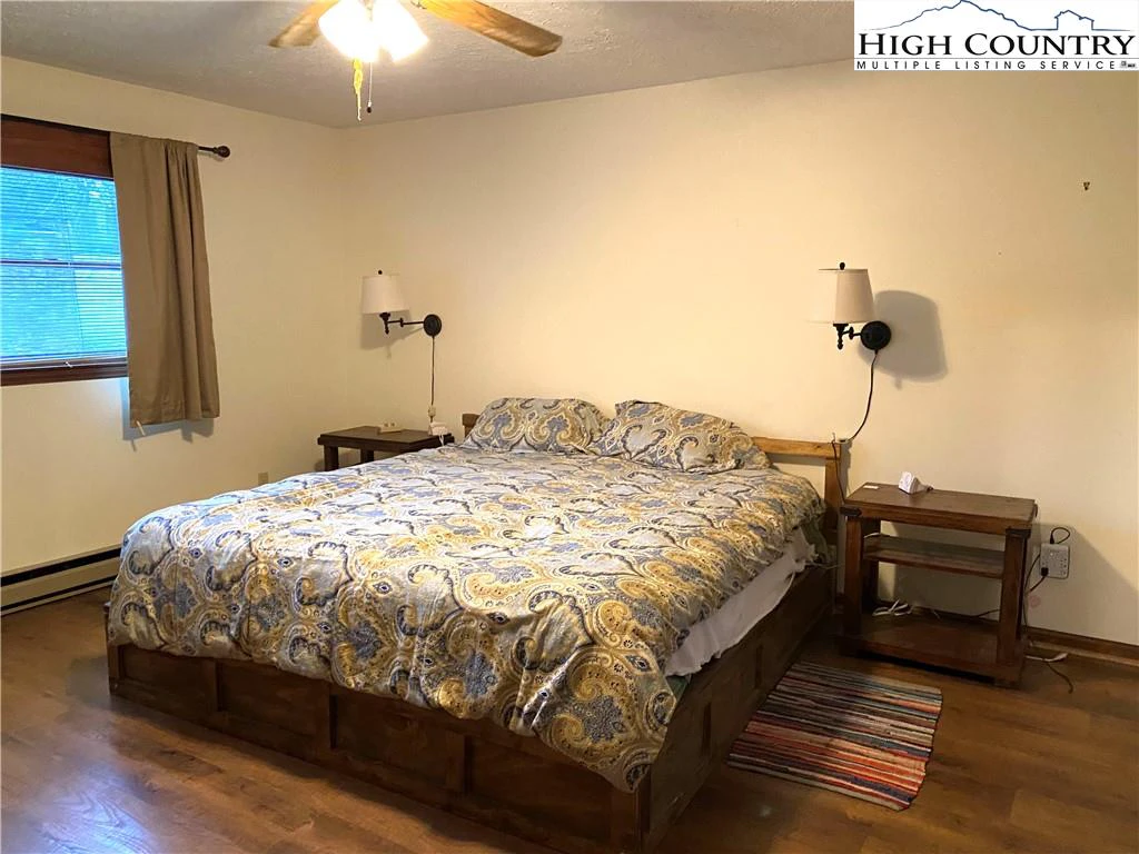 Image number 17 for the current listing