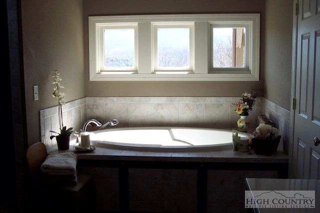 Image number 6 for the current listing