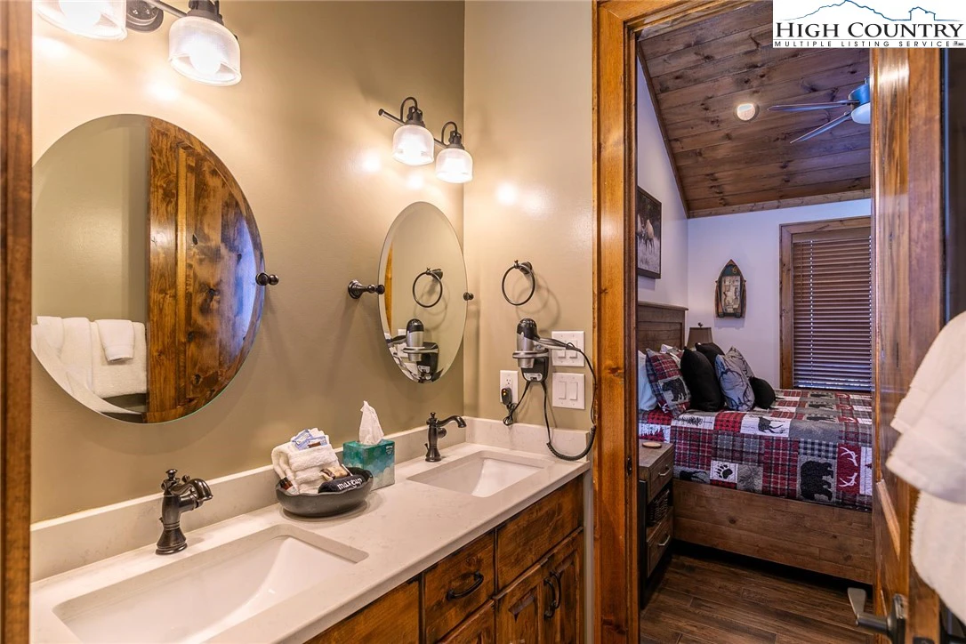 Image number 7 for the current listing