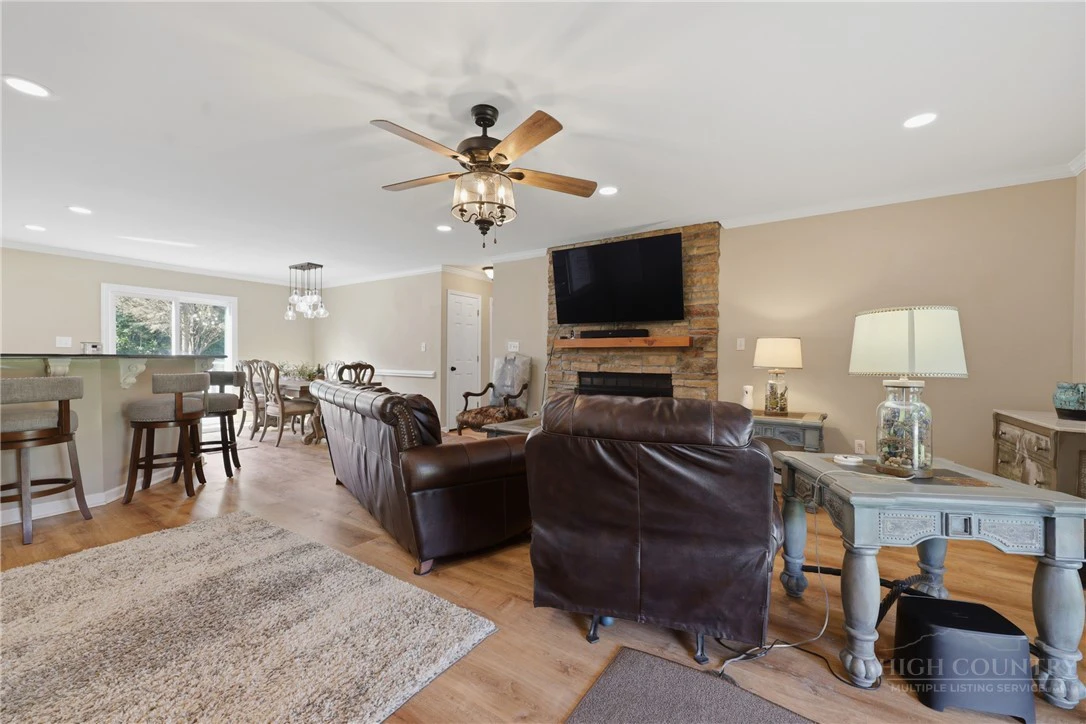 Image number 10 for the current listing