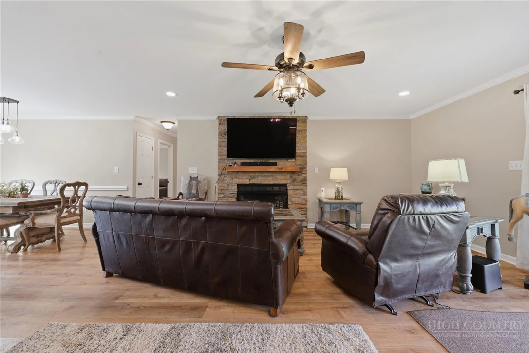 Image number 11 for the current listing