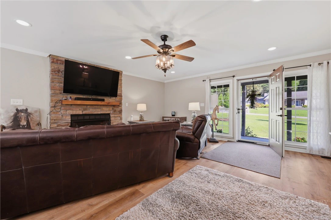 Image number 12 for the current listing