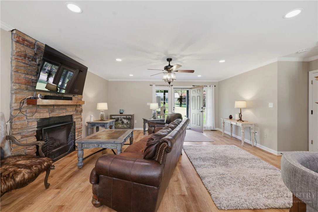 Image number 13 for the current listing