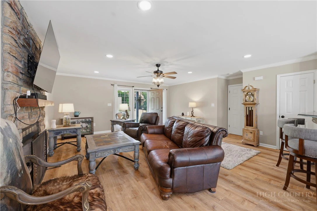 Image number 14 for the current listing