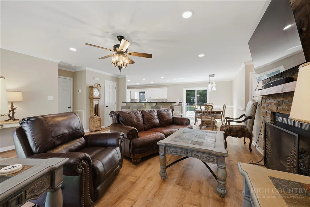 Image number 15 for the current listing