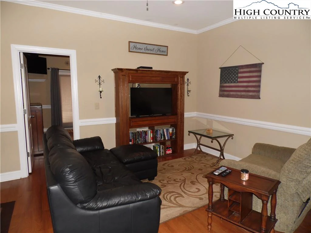 Image number 1 for the current listing
