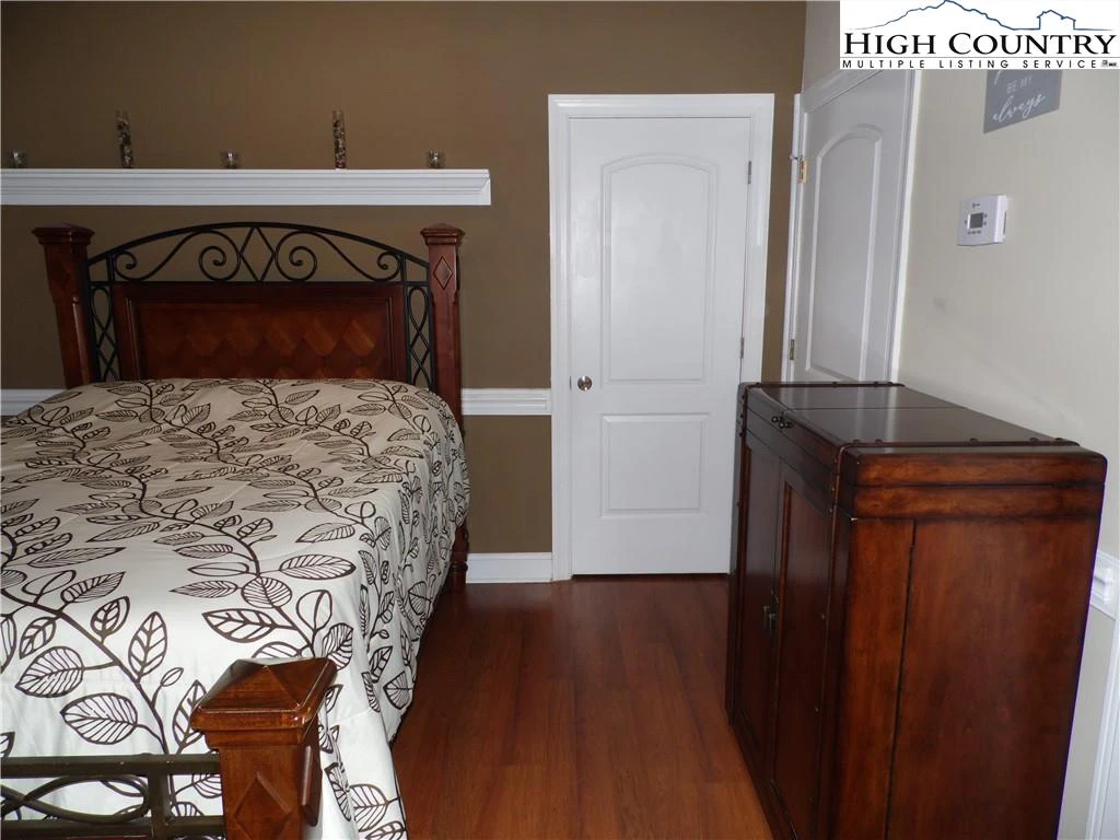 Image number 13 for the current listing