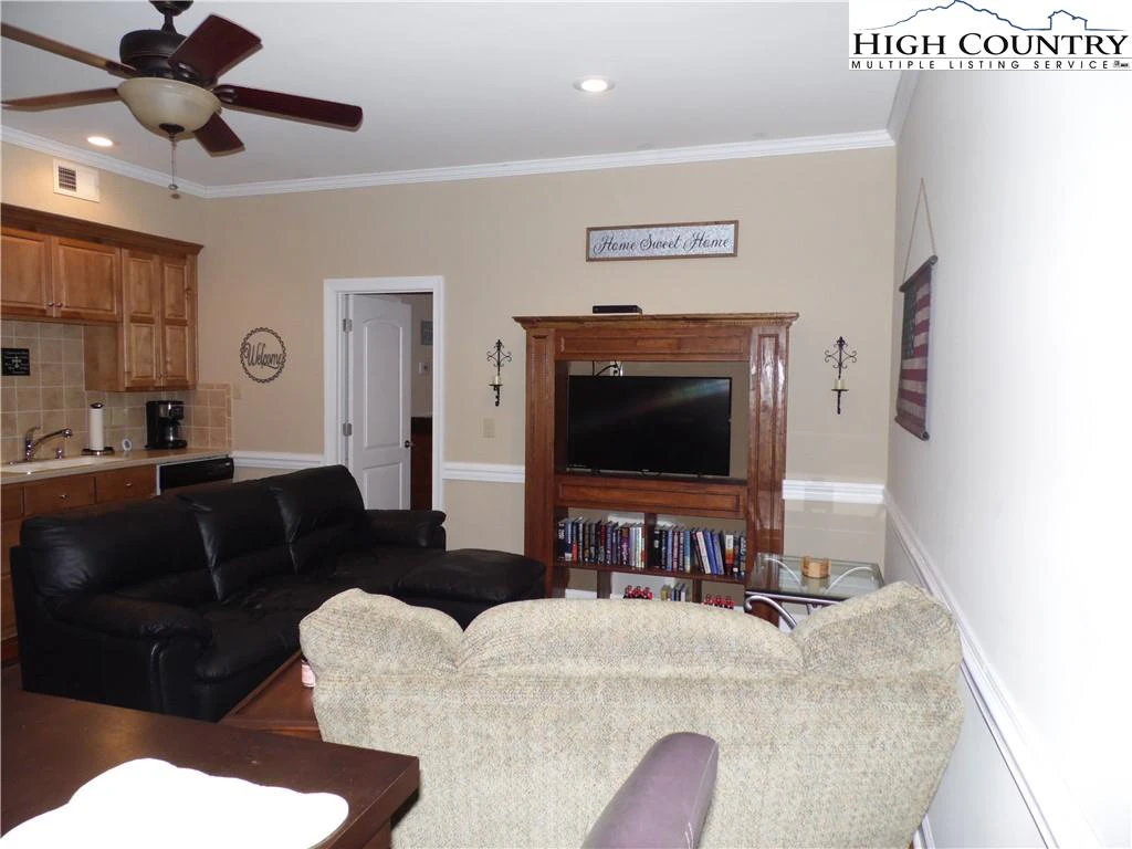 Image number 19 for the current listing