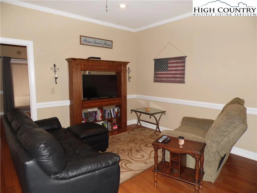 Image number 17 for the current listing