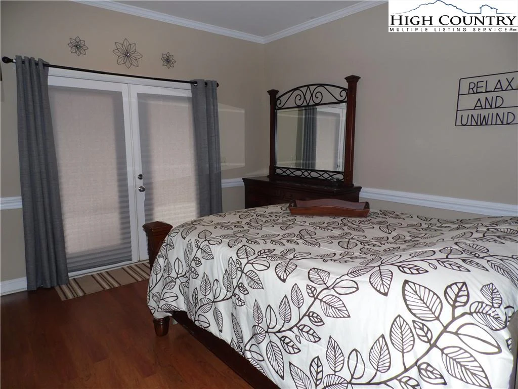 Image number 15 for the current listing