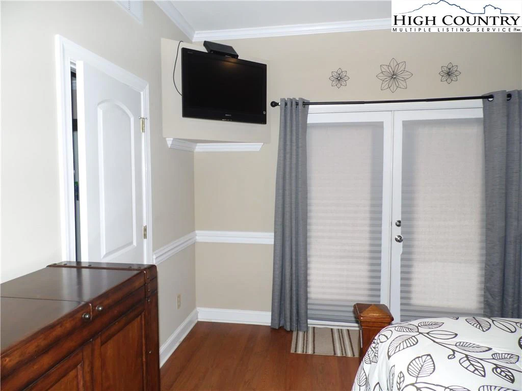 Image number 14 for the current listing