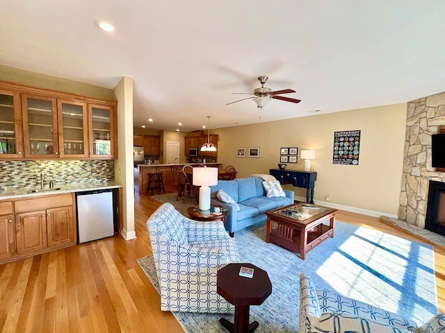 Image number 17 for the current listing