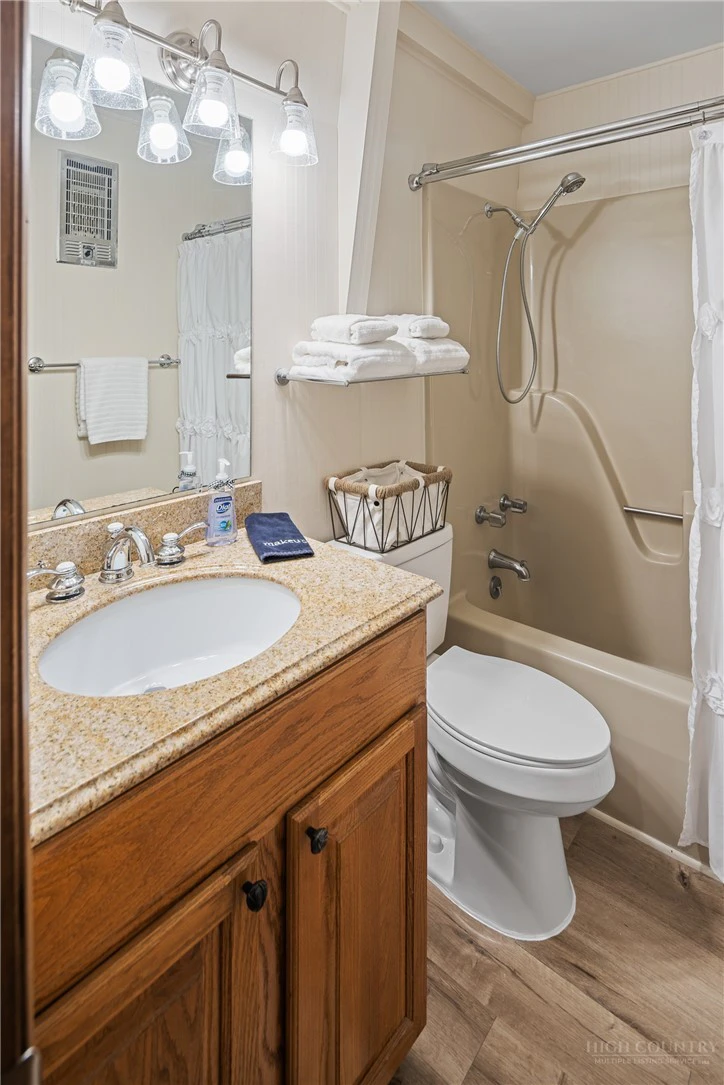 Image number 3 for the current listing