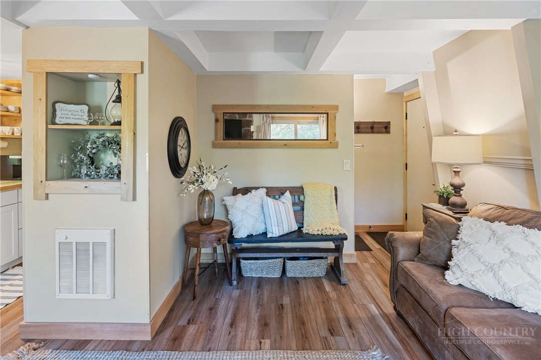 Image number 21 for the current listing