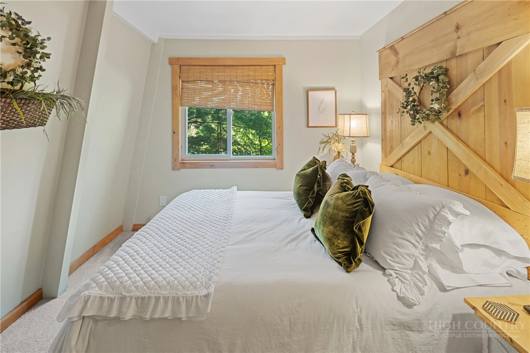 Image number 14 for the current listing