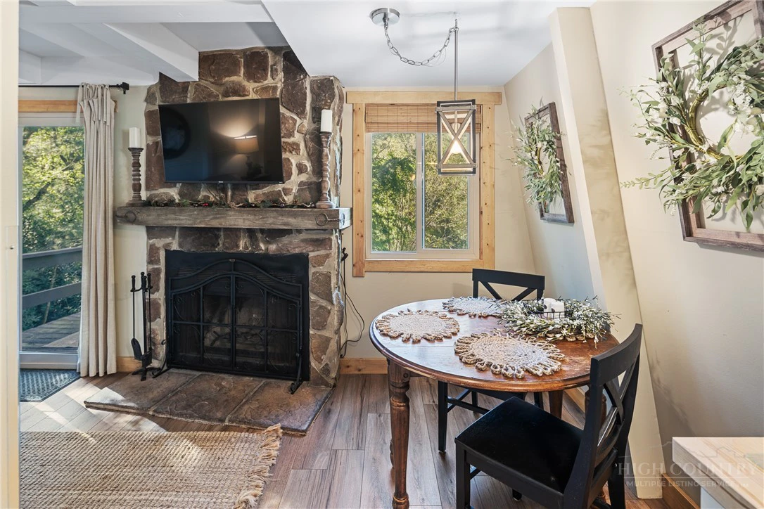 Image number 5 for the current listing