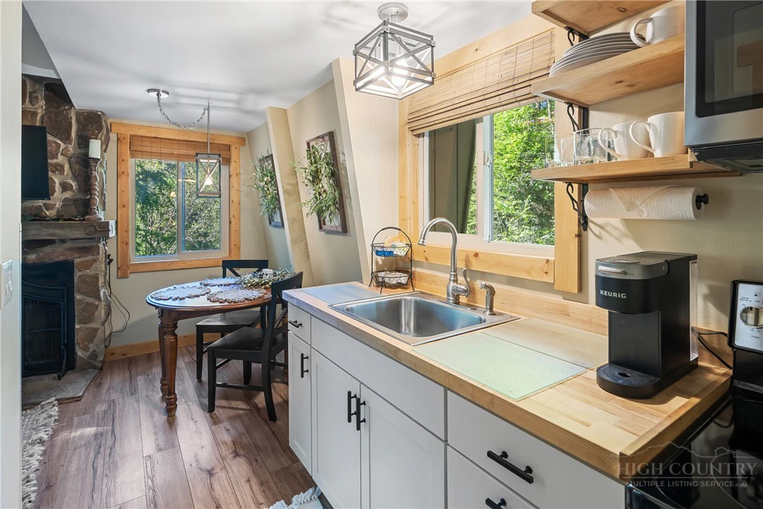 Image number 6 for the current listing