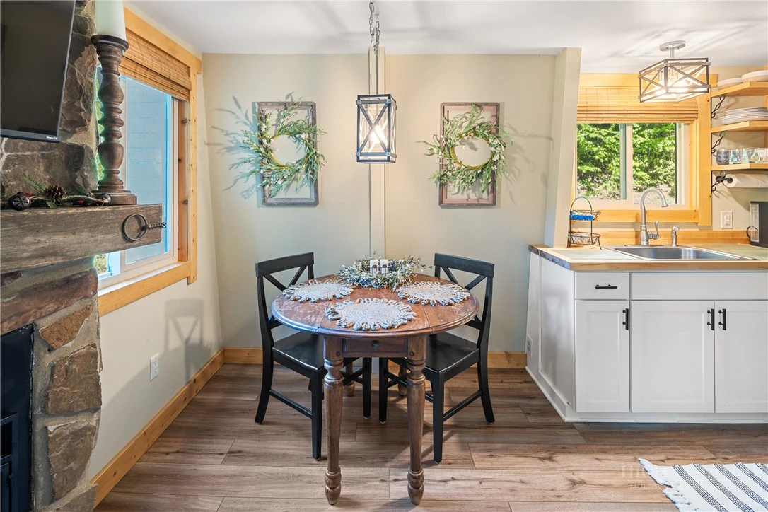Image number 4 for the current listing