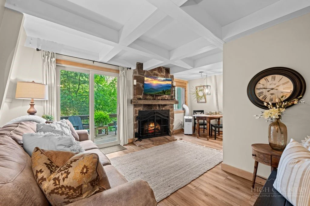 Image number 1 for the current listing