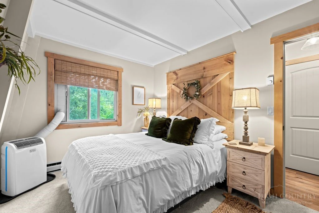 Image number 13 for the current listing