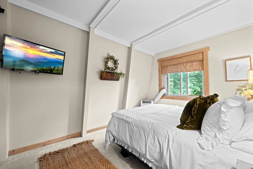Image number 14 for the current listing