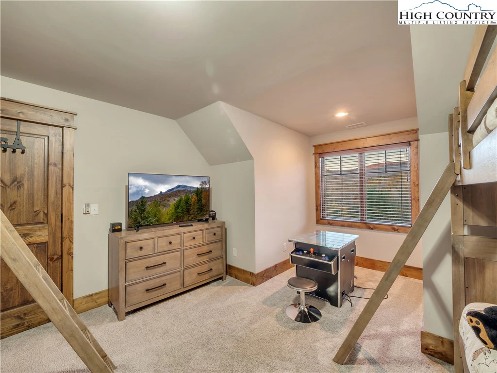 Image number 4 for the current listing