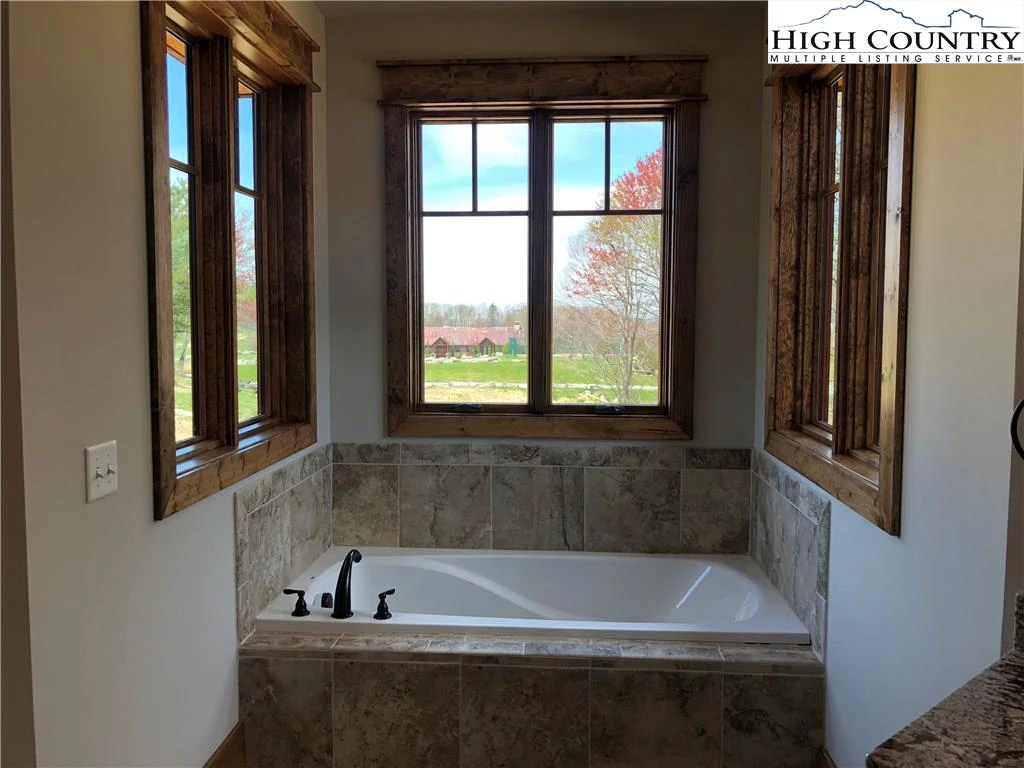 Image number 9 for the current listing