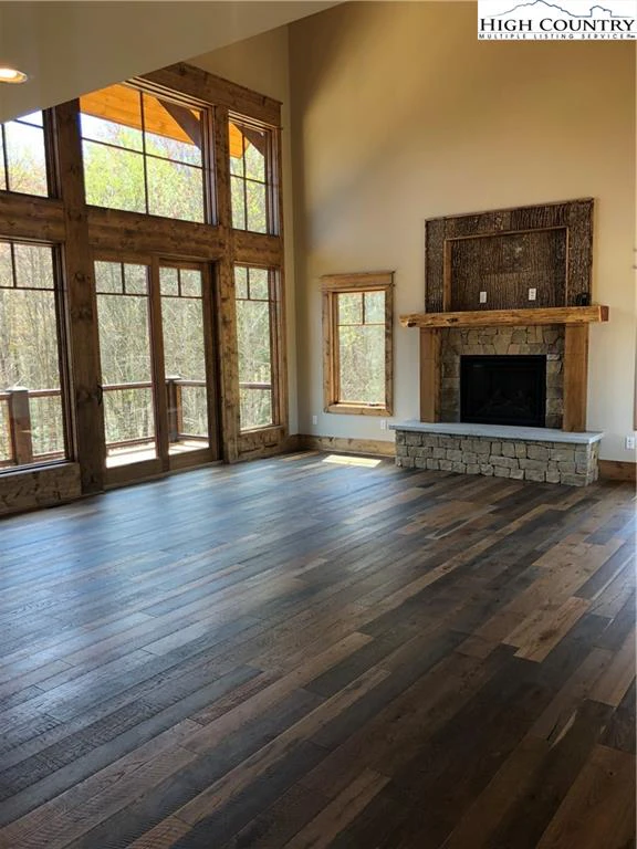 Image number 21 for the current listing