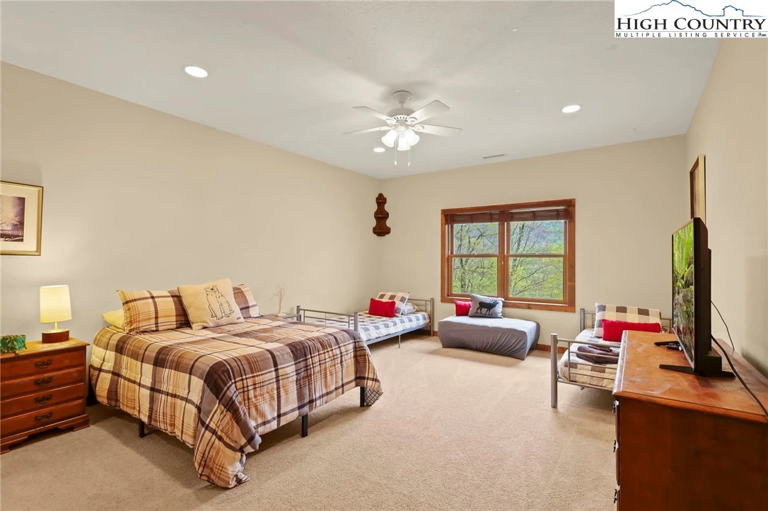 Image number 3 for the current listing