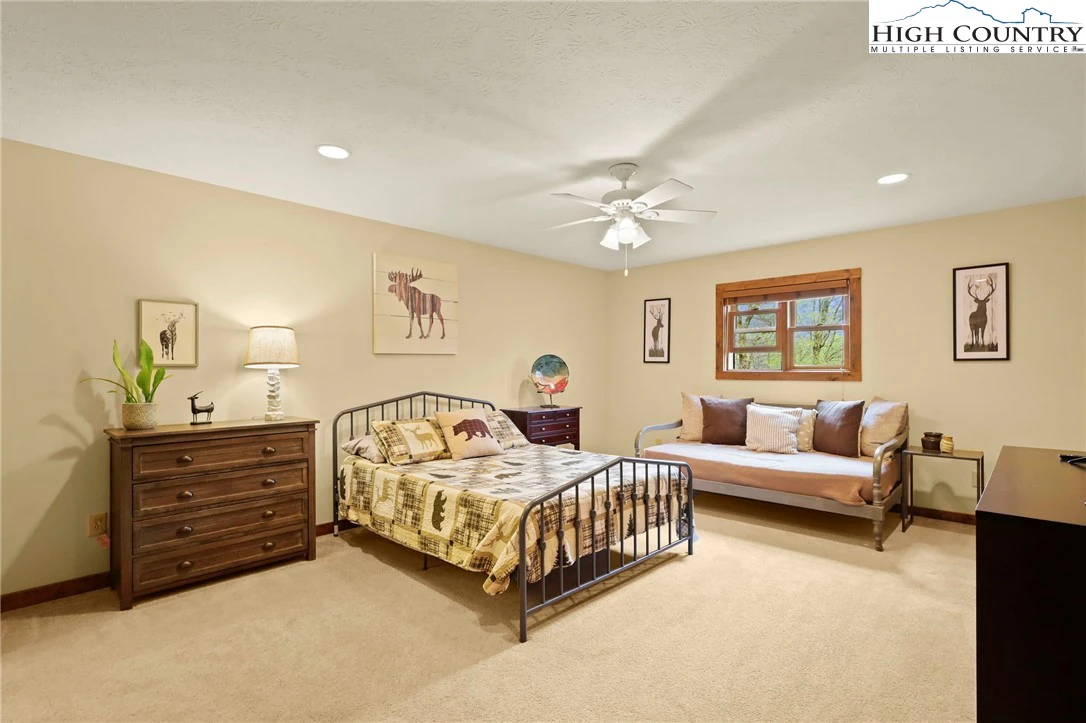 Image number 13 for the current listing