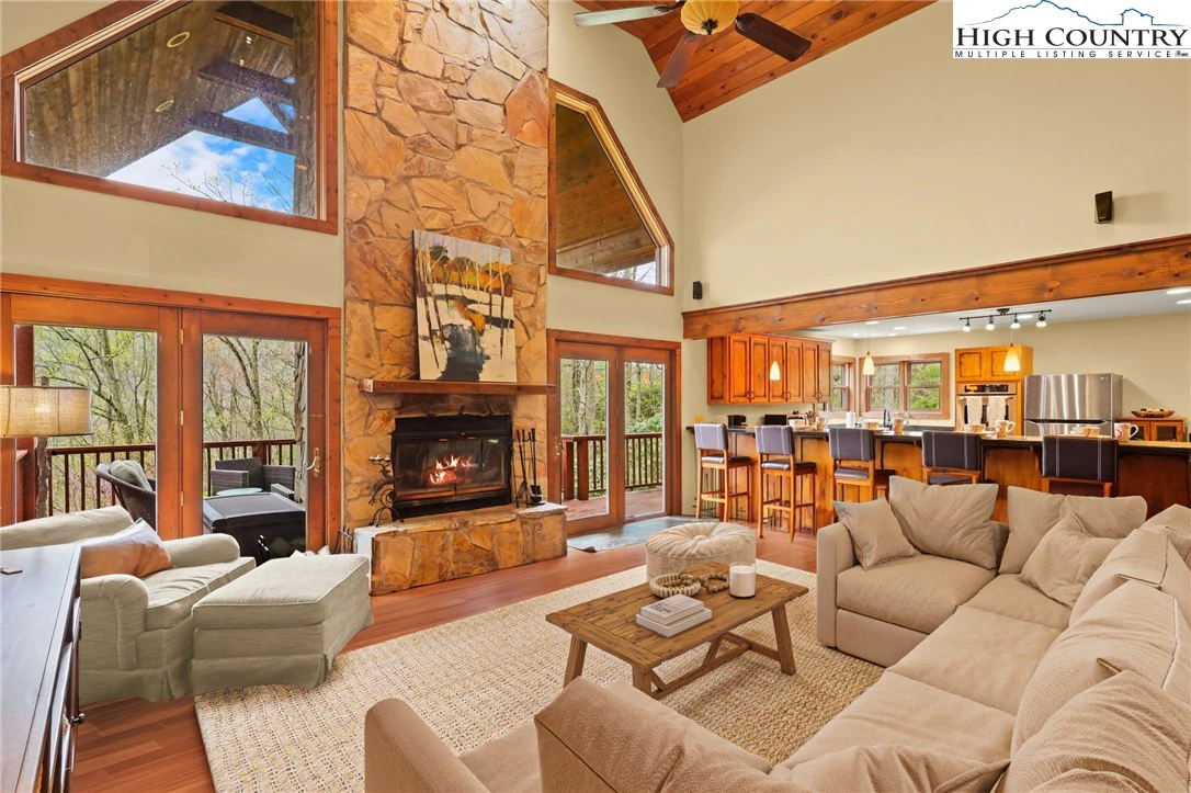 Image number 19 for the current listing