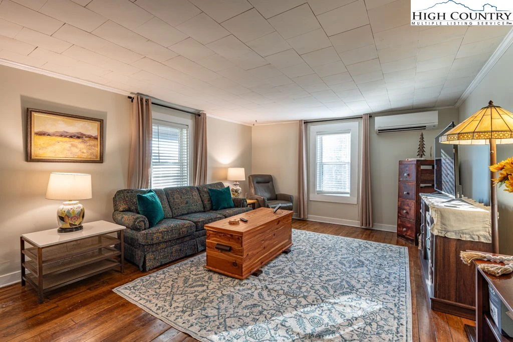 Image number 3 for the current listing
