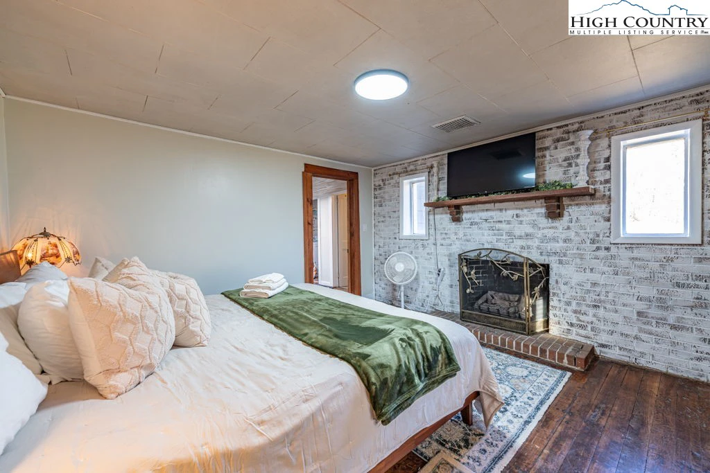 Image number 4 for the current listing