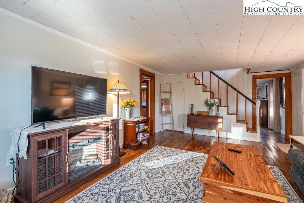 Image number 5 for the current listing