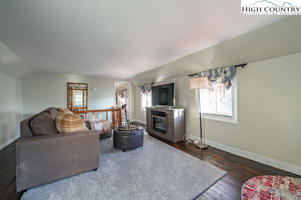 Image number 7 for the current listing
